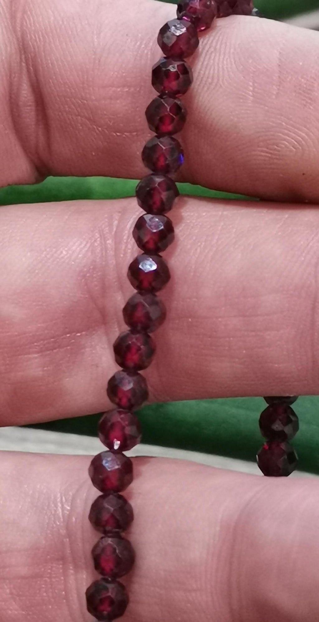 Op maat gemaakte armband / Almandijngranaat, wijnrode kleur, ronde facetparels van 4 mm