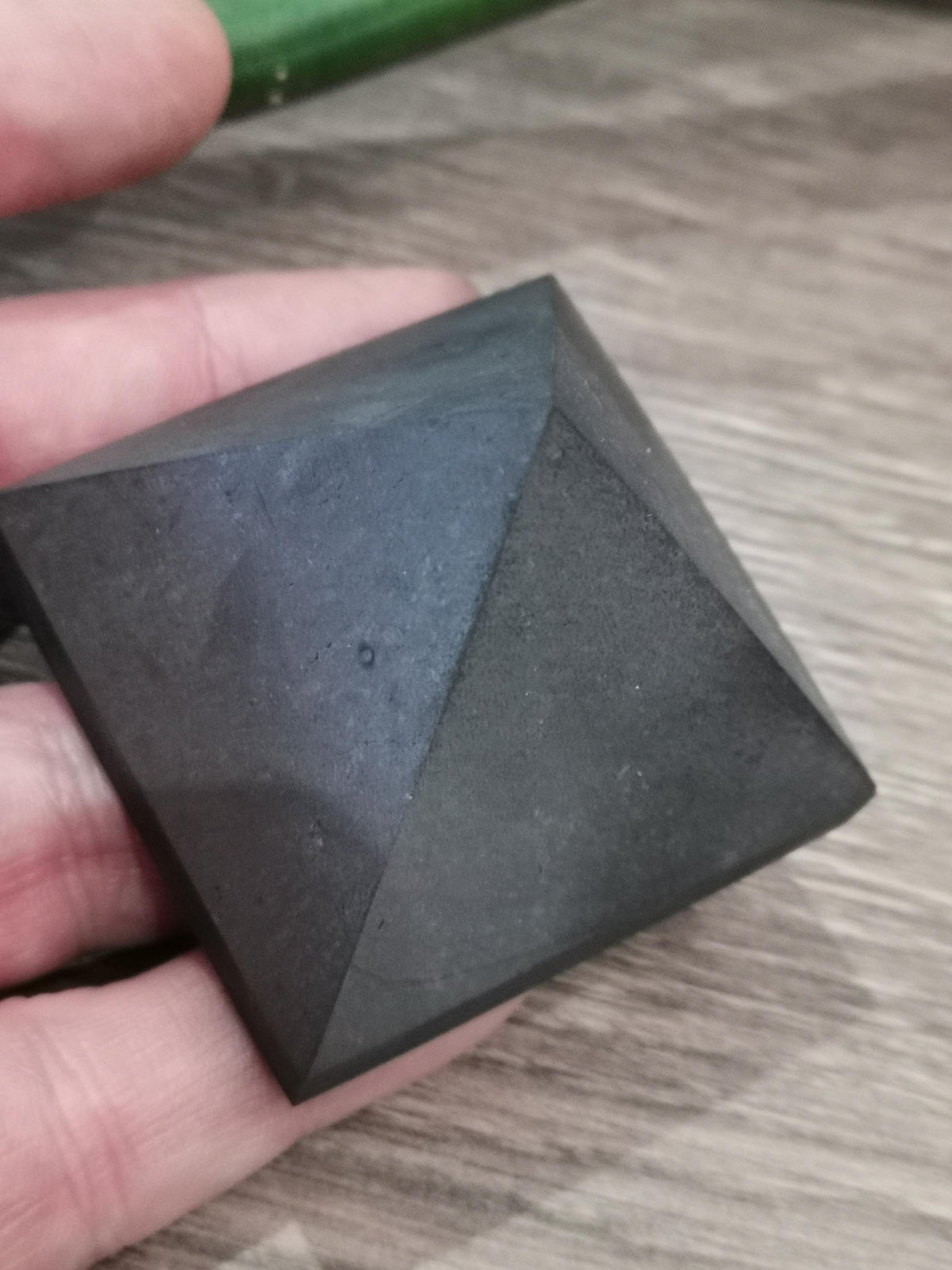 Pyramide en shungite de Russie – Œil de la Providence, 91 g