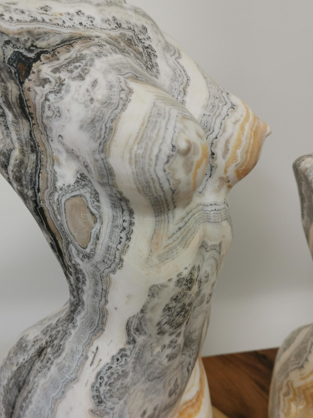 Buste XXL + 19 KG , Corps de femme en Calcite Dendritique a bande jaune