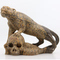 Felino su teschio in diaspro paesaggio · Scultura in pietra naturale