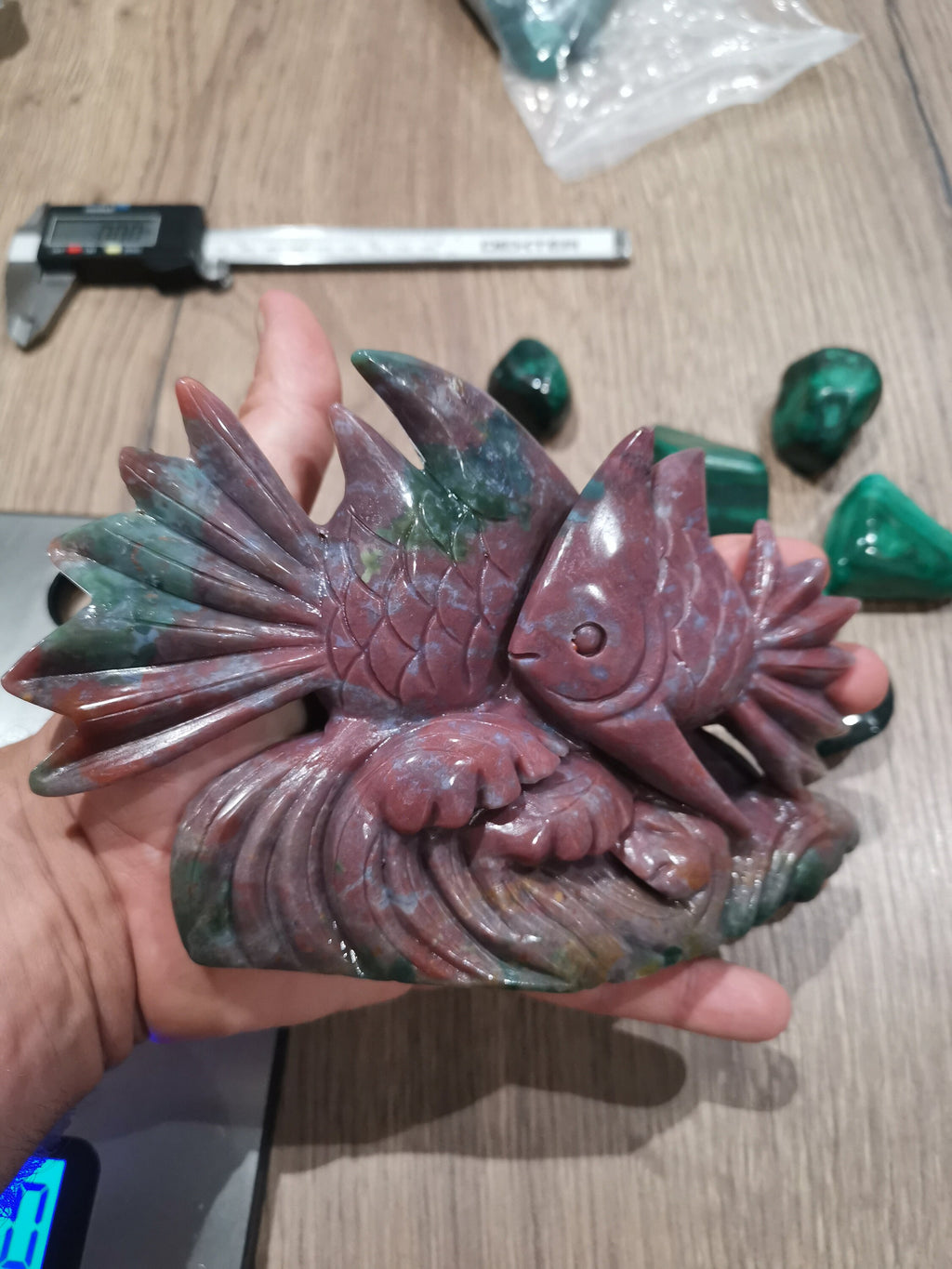 Oceaanjaspis, sculptuur van een vis in natuursteen