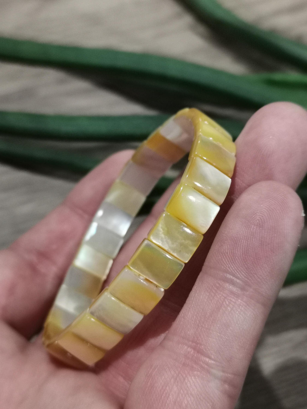 Armband van Tahiti-schelp met gele glans · Rechthoekige kralen van 10 × 7 mm