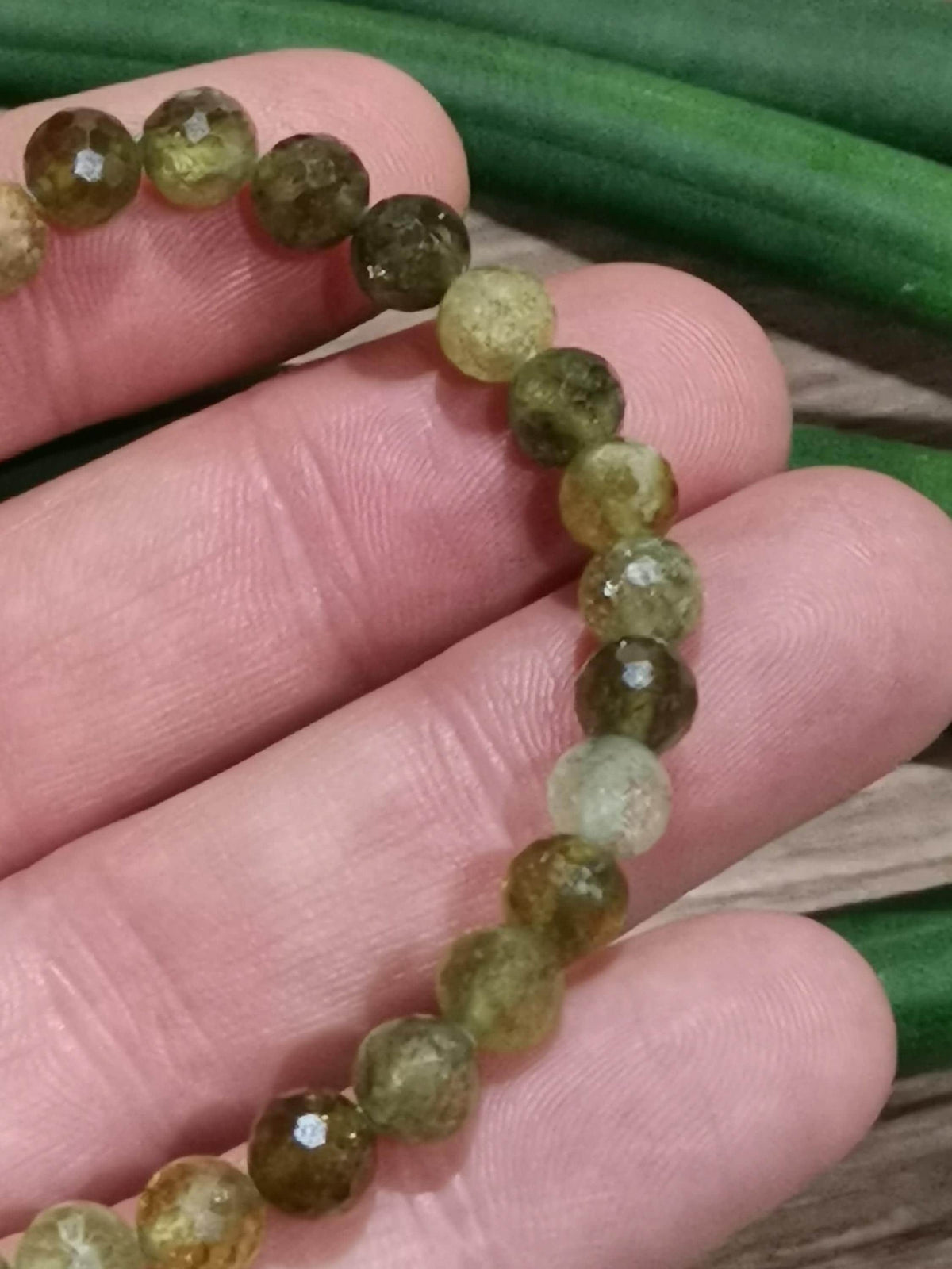 Granada Verde AA+ , Pulseira à medida à escolha , Pérola redonda facetada de 7 mm