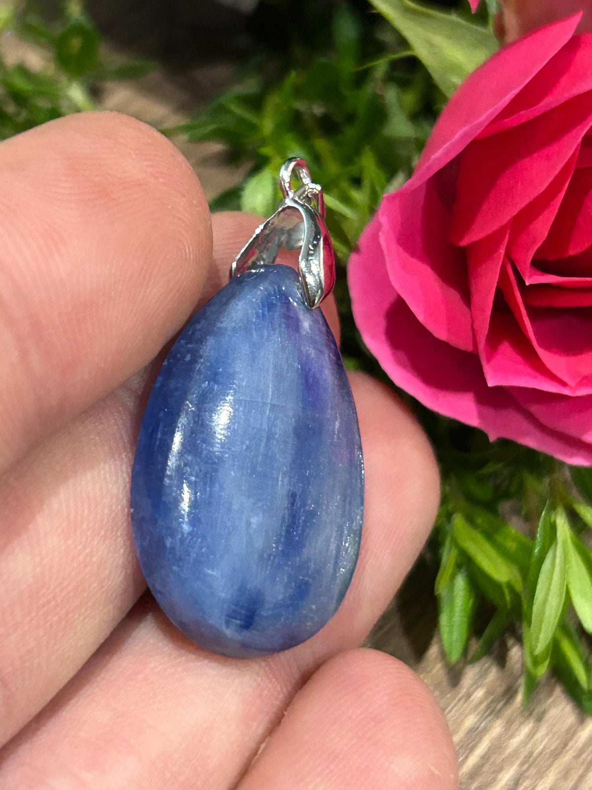 Pendentif en cyanite du Népal · Goutte de 40 carats