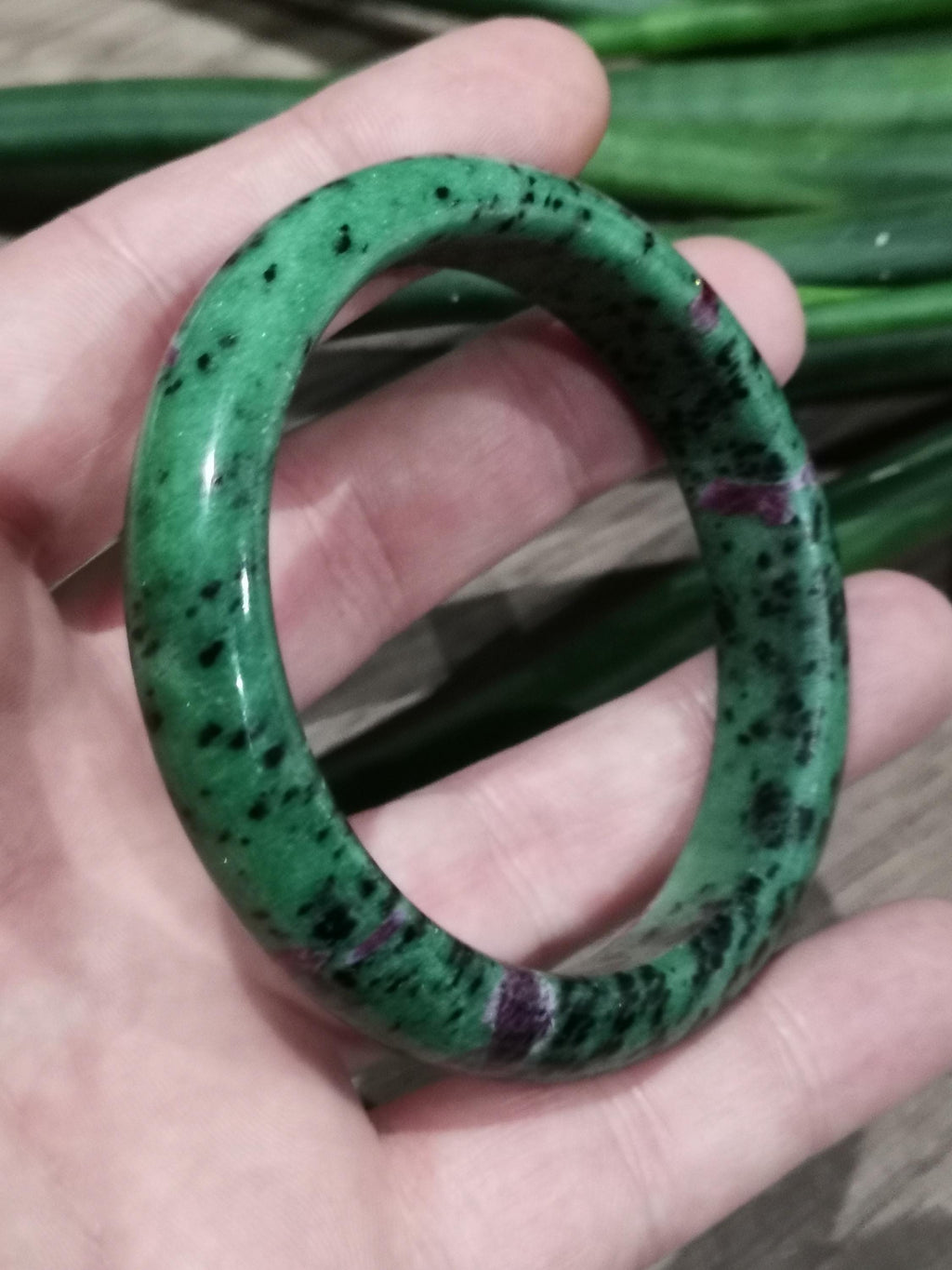 Robijnzoisit, stijve armband van natuursteen / diameter 61 mm / lithotherapie / cadeaus / verjaardag