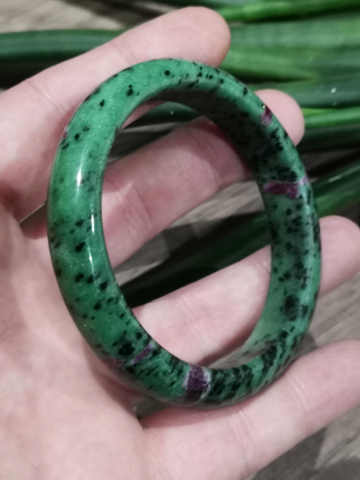Robijnzoisit, stijve armband van natuursteen / diameter 61 mm / lithotherapie / cadeaus / verjaardag