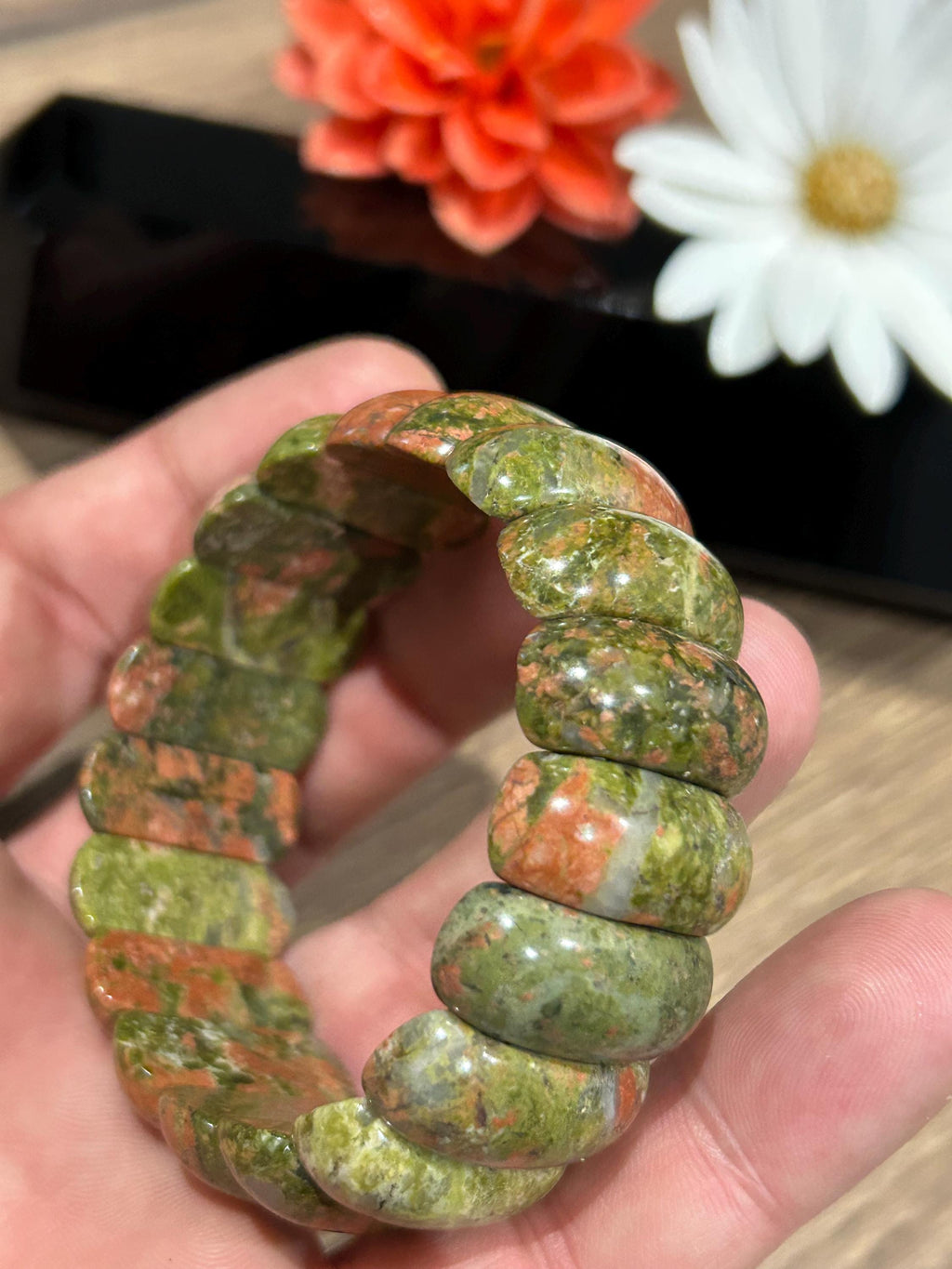 Pulsera de unakita · Cuentas de piedra natural en forma de media luna