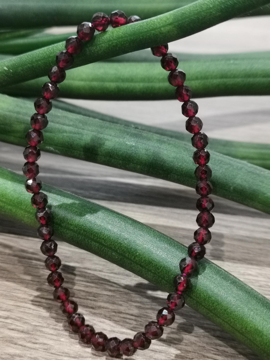 Op maat gemaakte armband / Almandijngranaat, wijnrode kleur, ronde facetparels van 4 mm