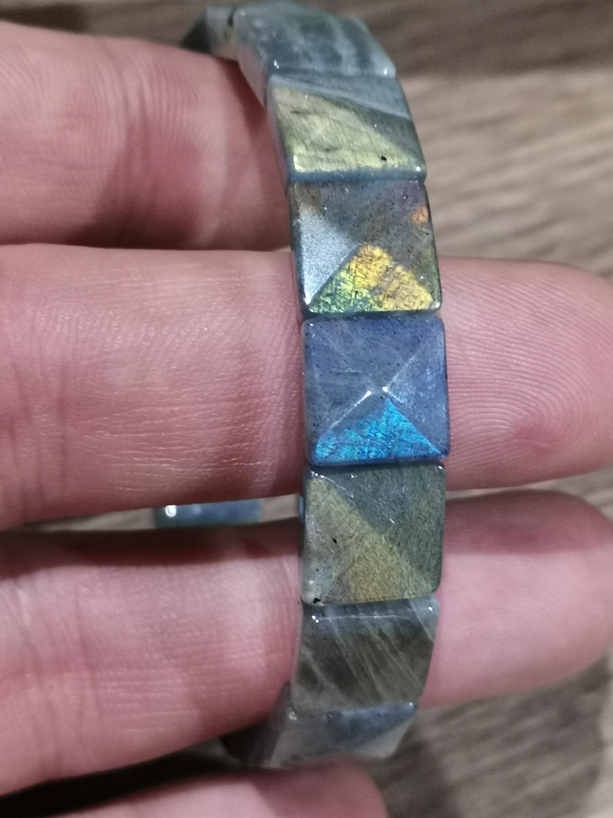 Pulsera de labradorita de Madagascar – Cuentas cuadradas facetadas de 11 mm