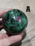Sfera in rubino su zoissite - pietra naturale – Da 58 a 63 mm – A scelta