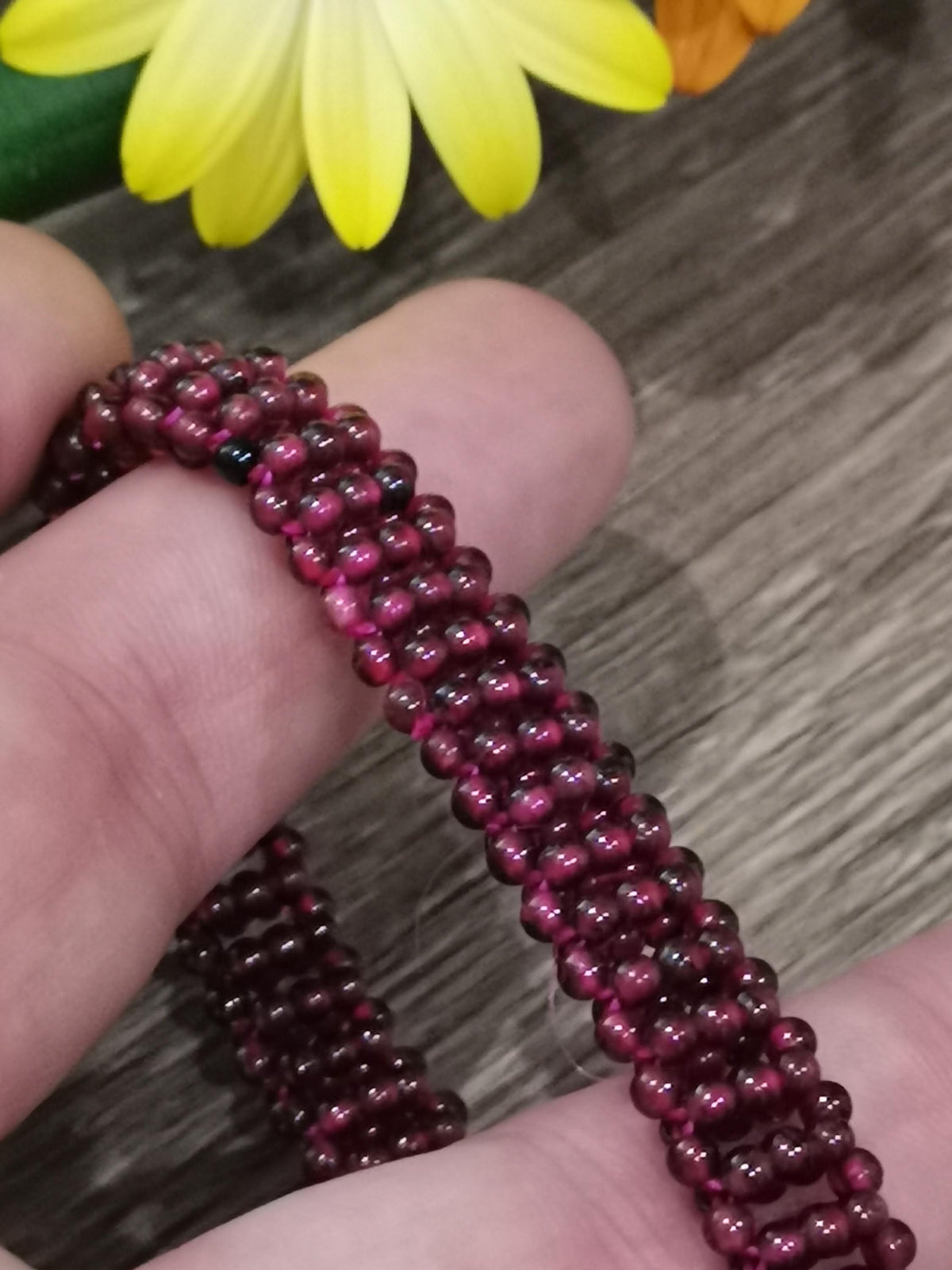 Granato birmano, colore rosso vino, bracciale con perle da 3 mm, stile macramé -> Molto originale