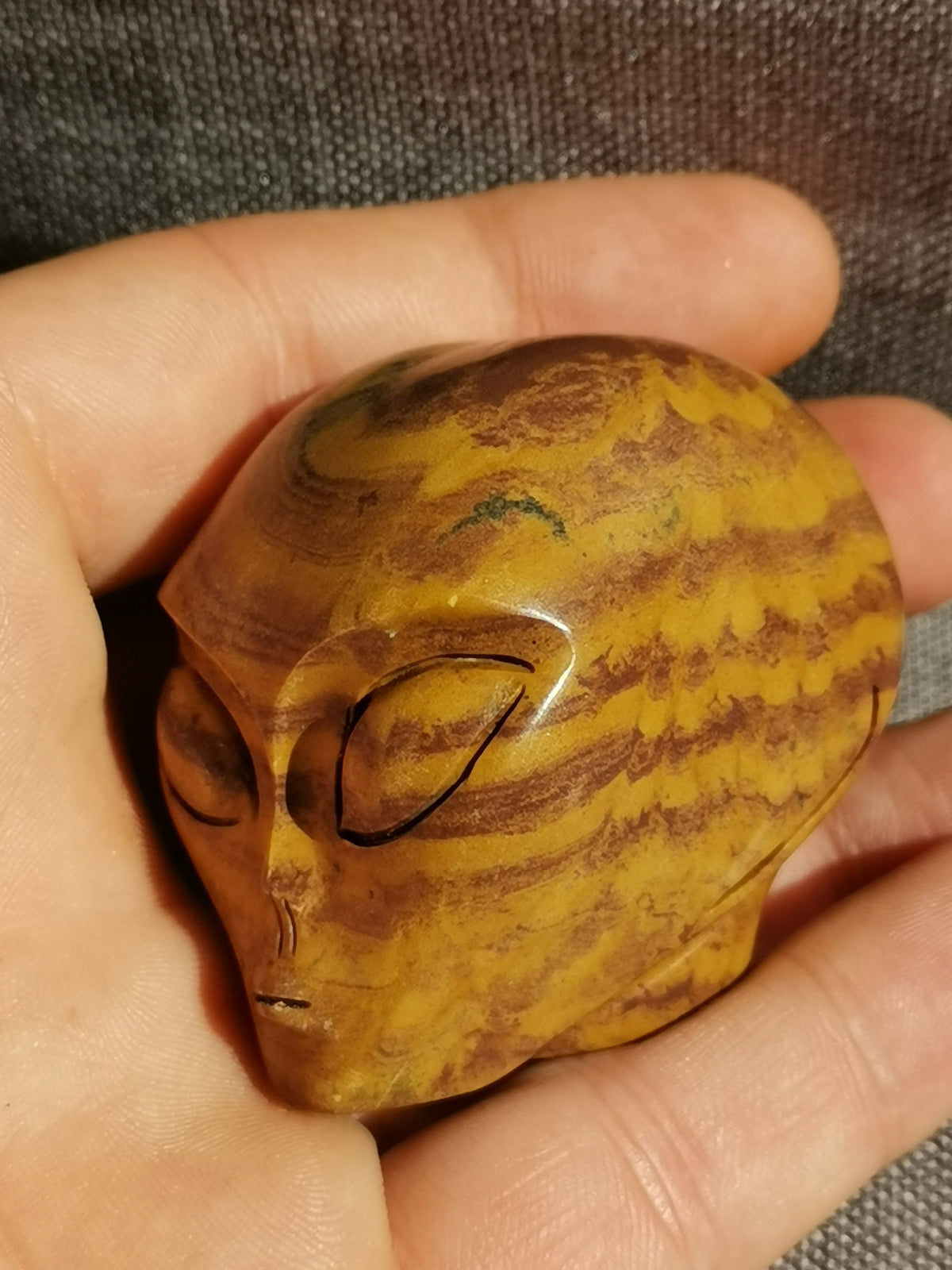 Teschio extraterrestre in diaspro Banda della Mongolia, minerale scolpito da collezione Roswell, UFO, Teschio alieno tipo Roswell / Viaggio astrale