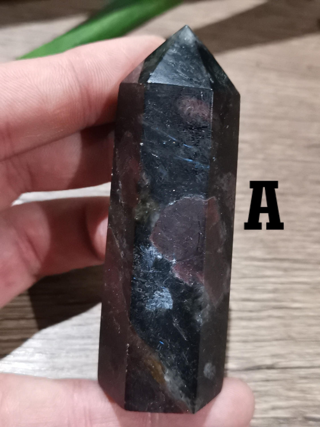 Indian almandine garnet – Choice of obelisk point - Natural stone