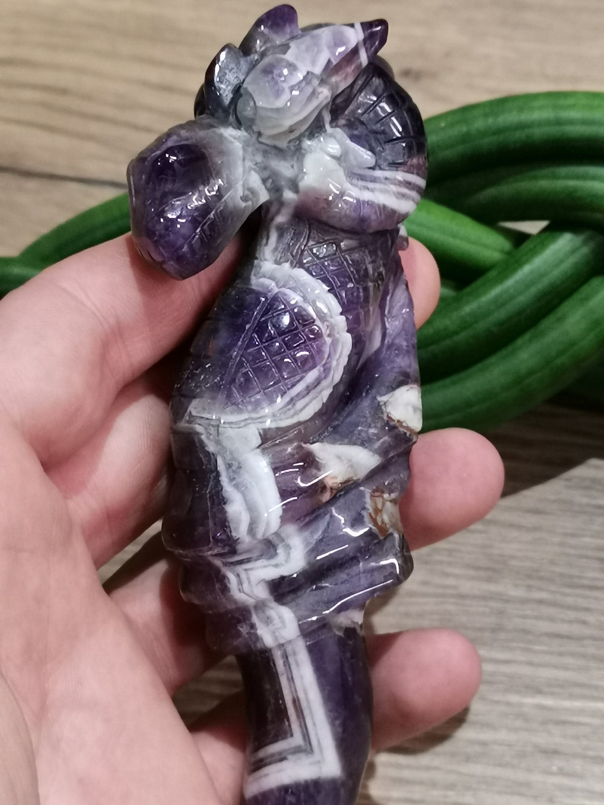 Dague sculptée en pierre naturelle – Dragon-bélier, quatre pierres au choix