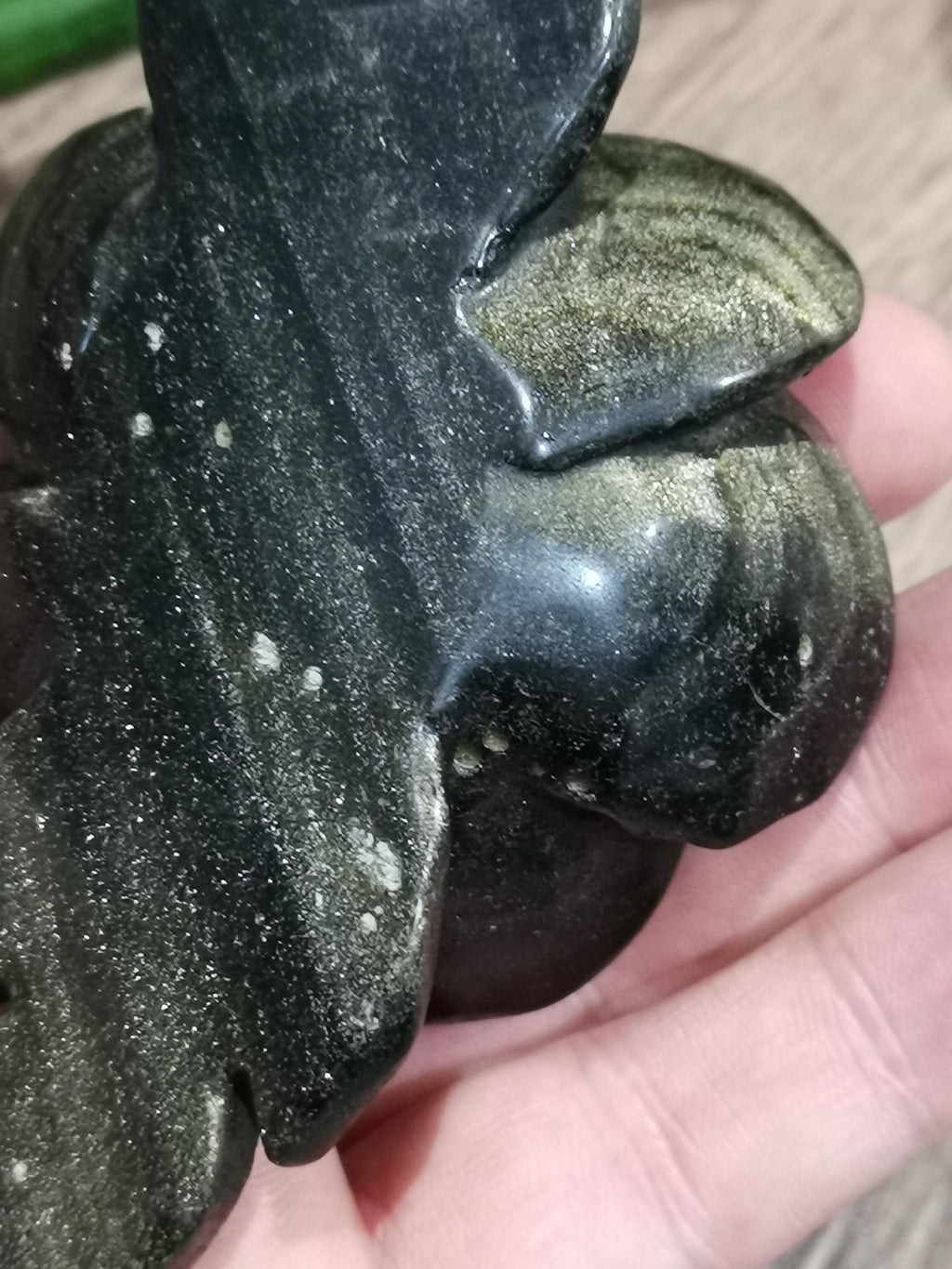 Gyllene obsidian -> Skulptur i natursten som föreställer en ROSA, en blomma som symboliserar renhet, skönhet, uppriktighet och fred