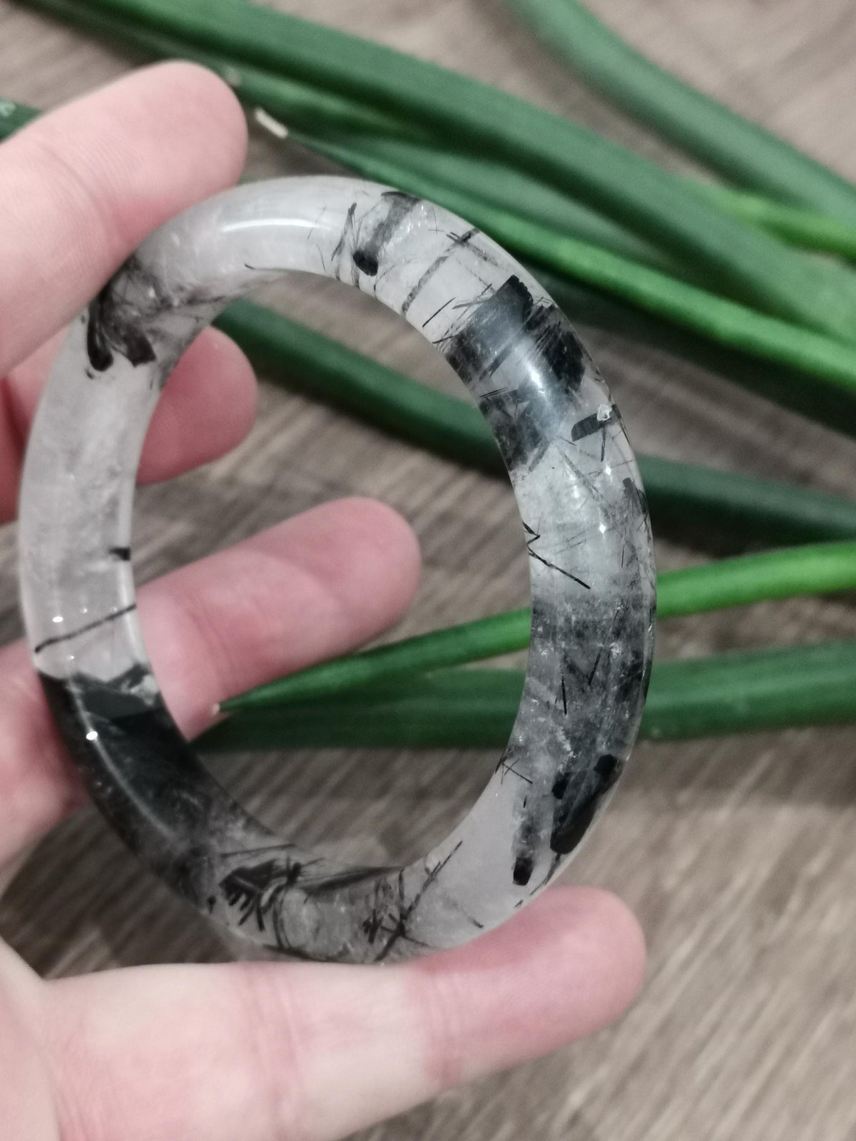 Klarer Quarz mit Turmalin-Einschluss, seltenes starres Armreif-Armband, aus einem einzigen Stück geschliffener Naturstein