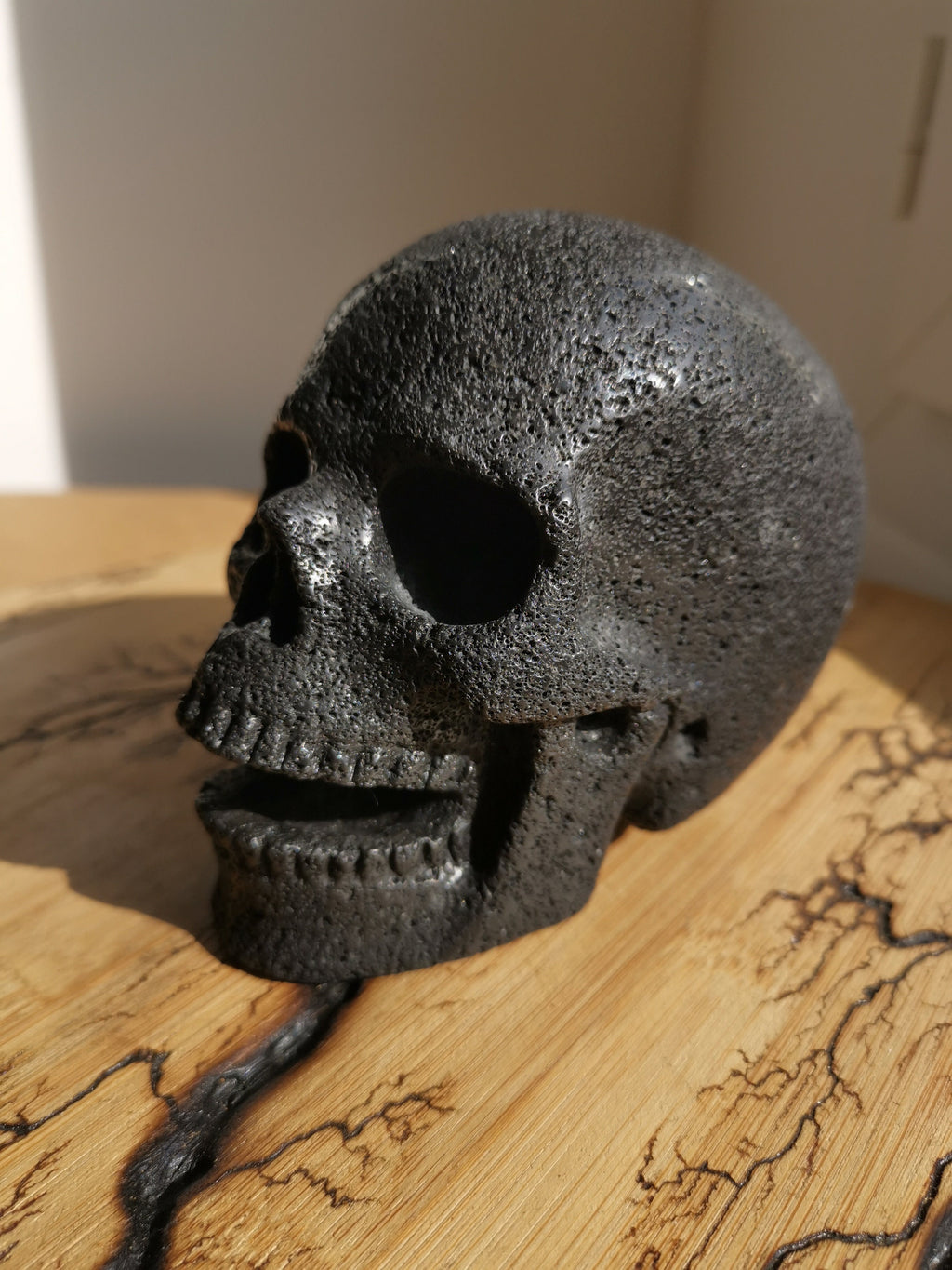 Zang-/lachende schedel van lavasteen · Natuurstenen sculptuur