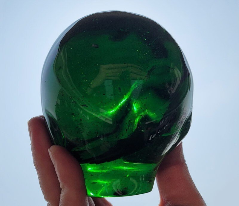 Alien-Schädel Roswell aus grünem Heldenstein und Labradorit · XL