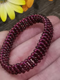 Granato birmano, colore rosso vino, bracciale con perle da 3 mm, stile macramé -> Molto originale