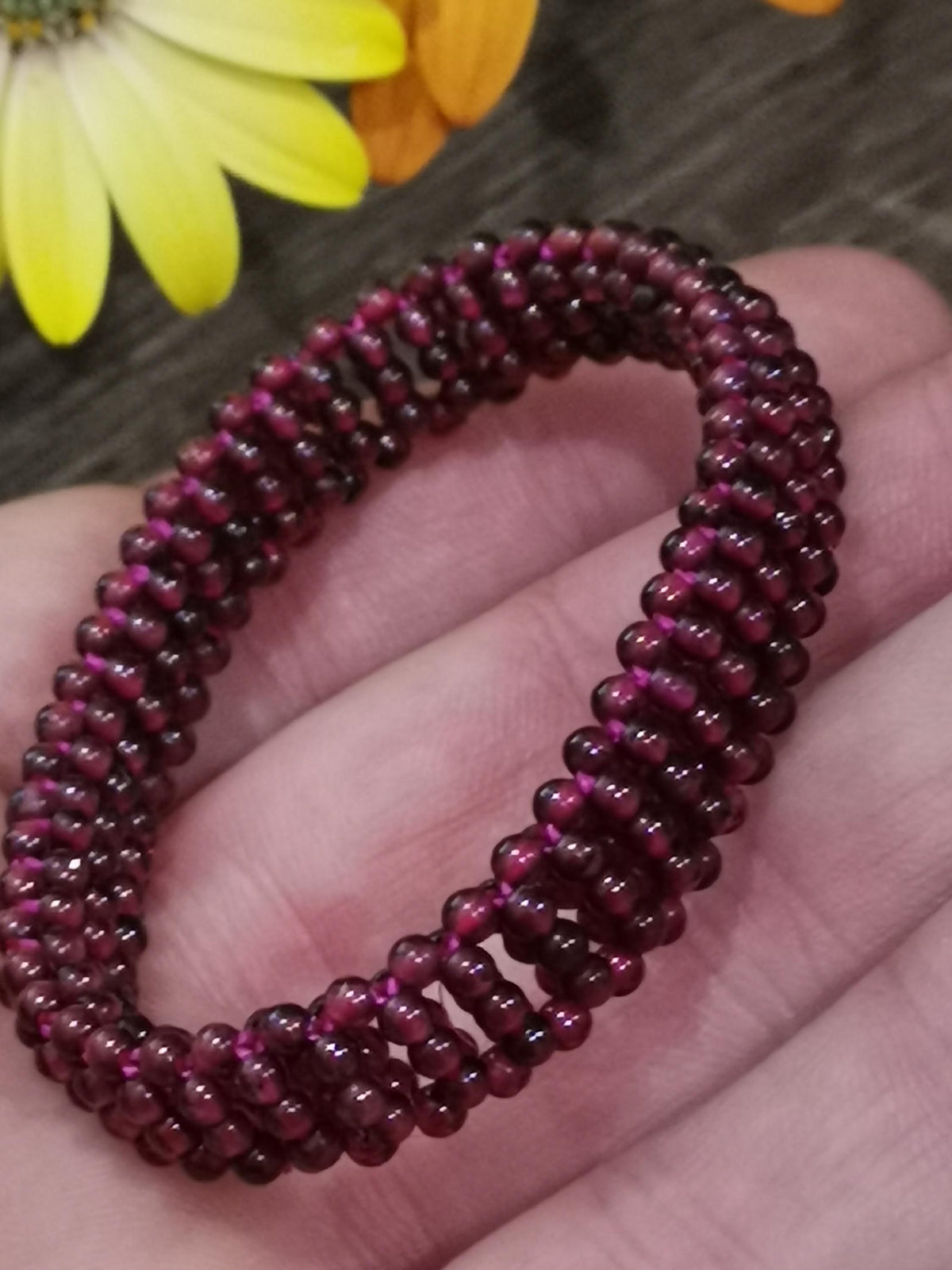Granato birmano, colore rosso vino, bracciale con perle da 3 mm, stile macramé -> Molto originale