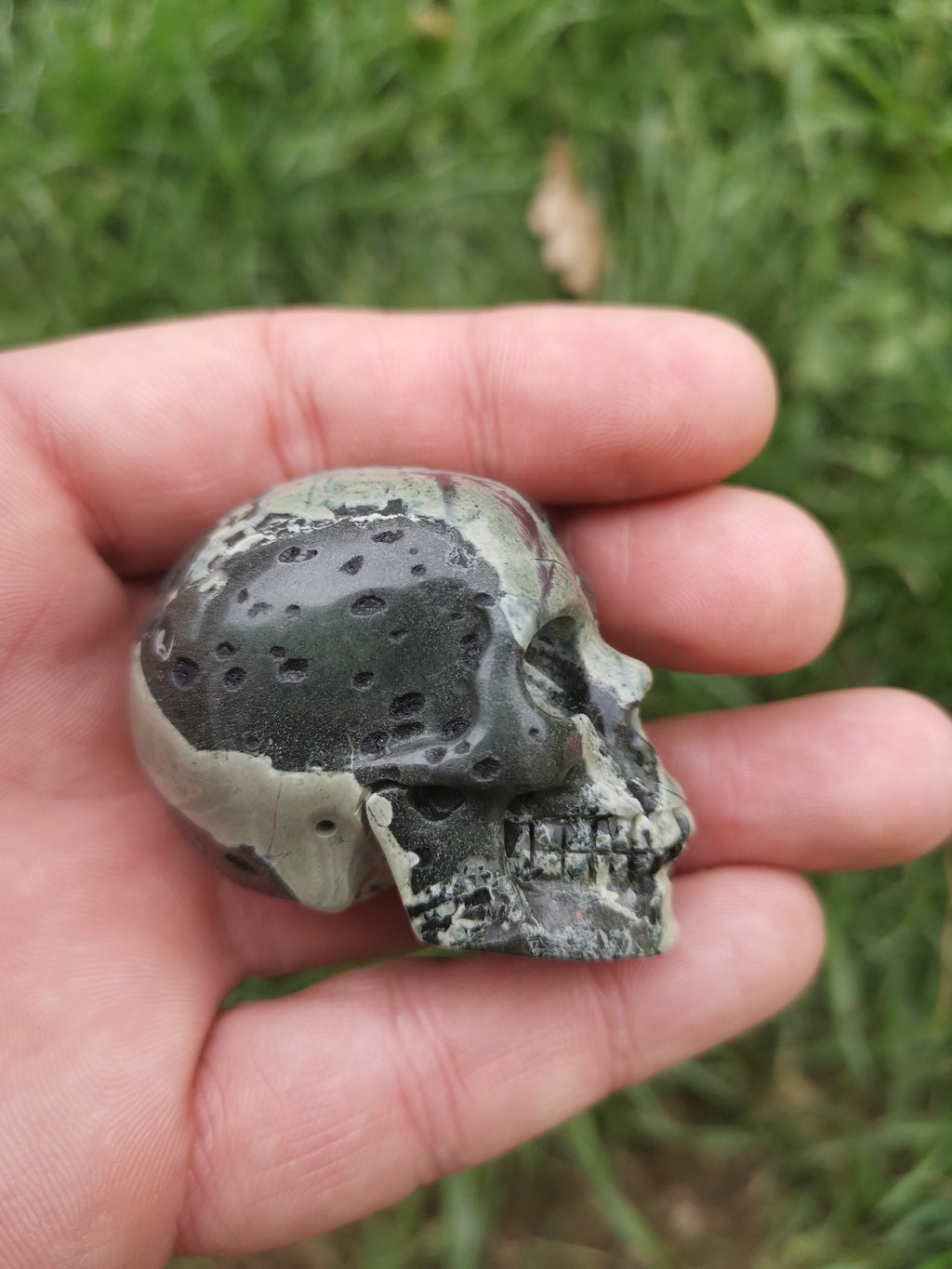 Skalle i natursten HYDRAT JASPIS med grodskinn / Kamouflage / REIKI Skalle , Cranio , SchÄdel , Craneo