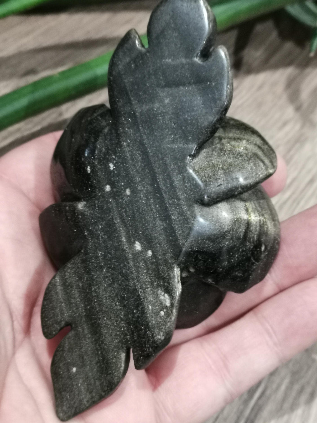 Gyllene obsidian -> Skulptur i natursten som föreställer en ROSA, en blomma som symboliserar renhet, skönhet, uppriktighet och fred