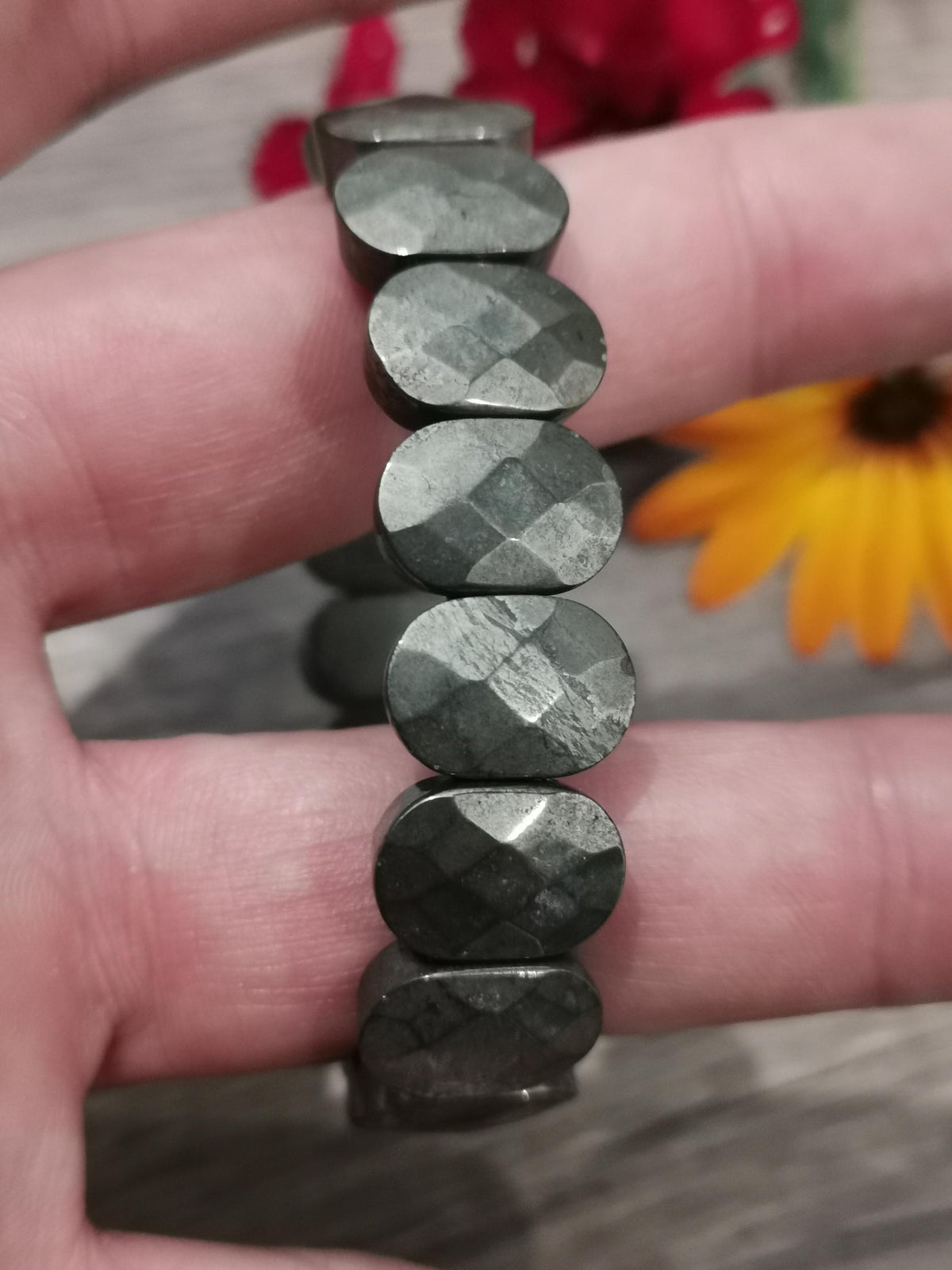 Pulseira em pirite dourada do Peru · Contas ovais facetadas