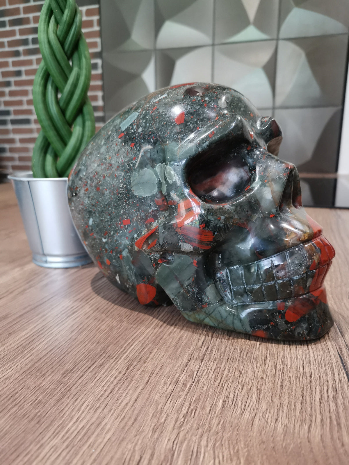Teschio di Titano in diaspro ematico africano · 9,5 kg