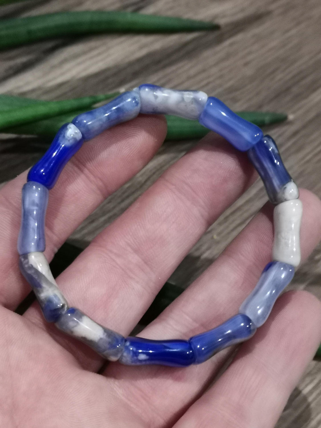 Agate  Bleu , Madagascar  -- > Bracelet en Pierre naturelle Coloré ; Longueur 17.5 cm