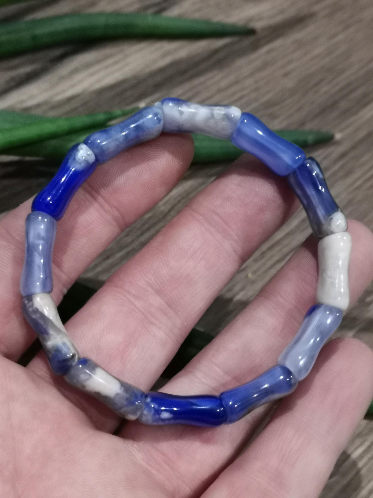 Agate  Bleu , Madagascar  -- > Bracelet en Pierre naturelle Coloré ; Longueur 17.5 cm