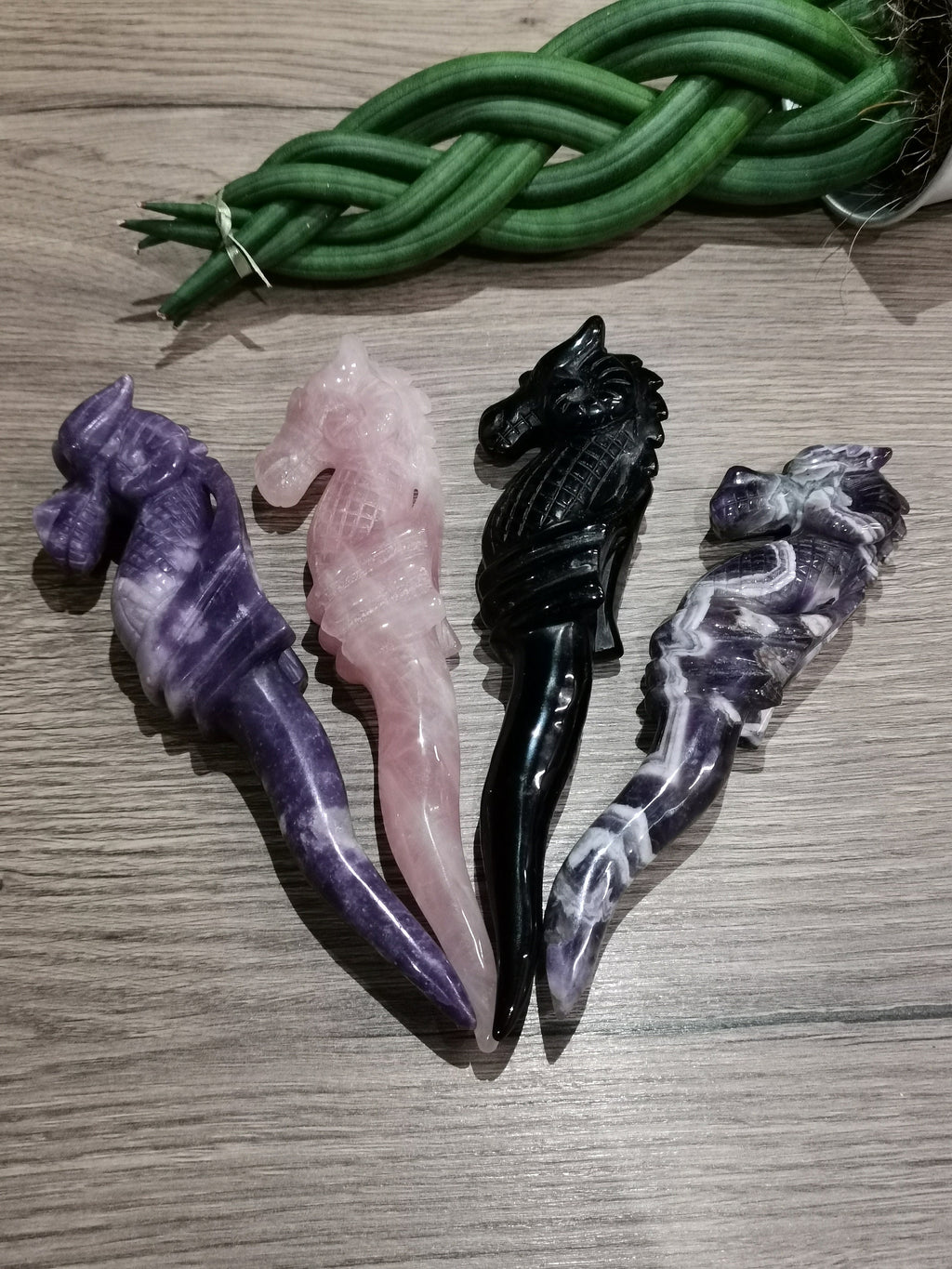 Daga tallada en piedra natural – Dragón-carnero, cuatro piedras a elegir