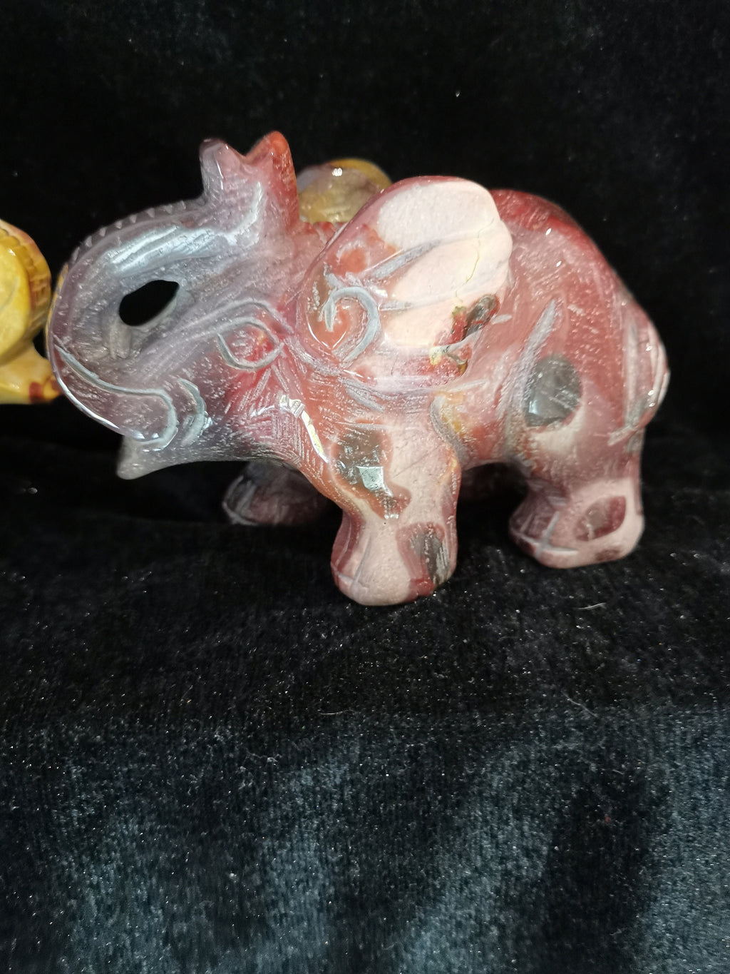 Elephant carved in JASPER MOKAÏTE stone, antique finish