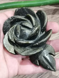 Gyllene obsidian -> Skulptur i natursten som föreställer en ROSA, en blomma som symboliserar renhet, skönhet, uppriktighet och fred