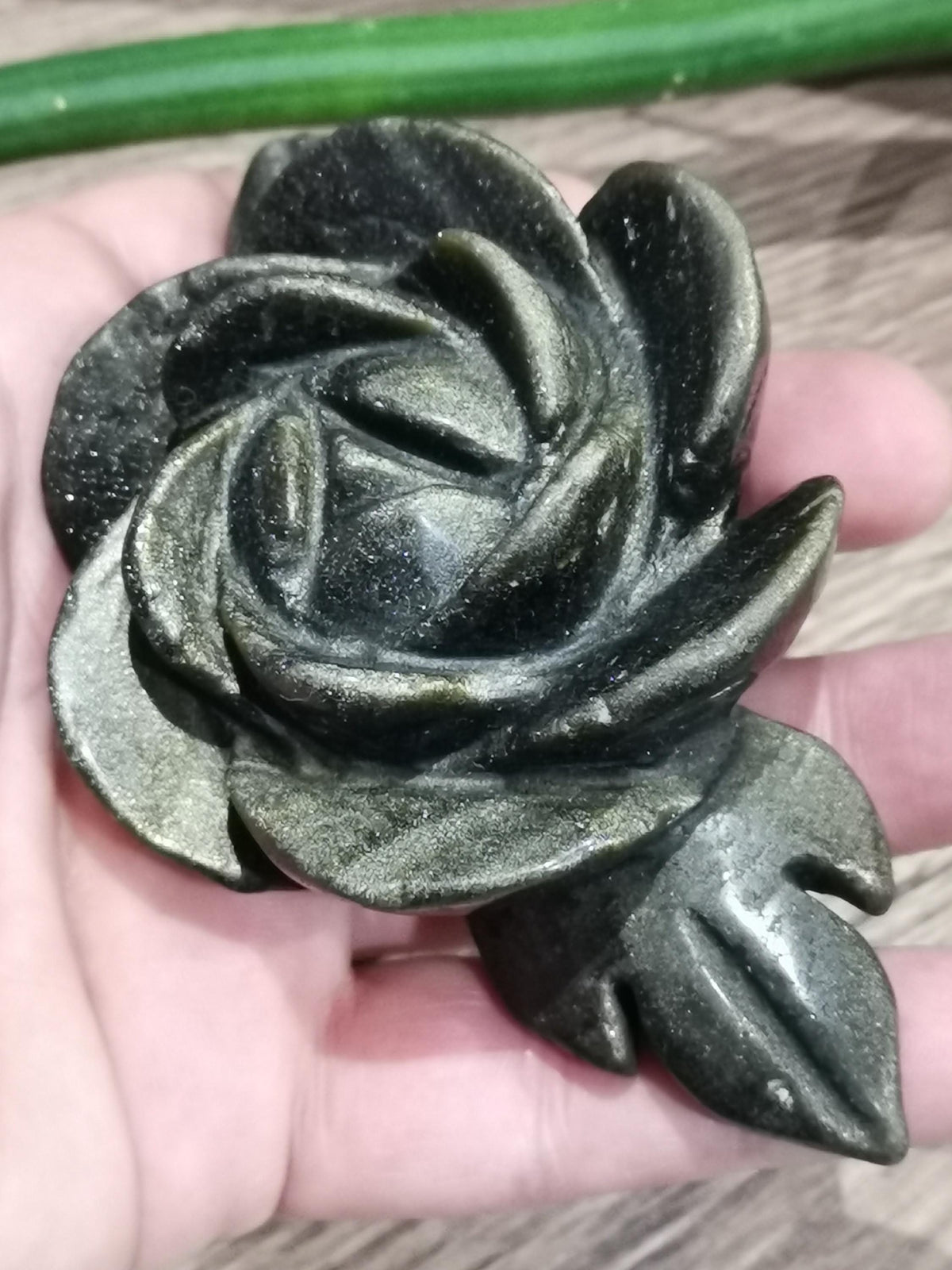 Ossidiana Dorata -> Scultura in pietra naturale che rappresenta una ROSA, fiore simbolo di purezza, bellezza, sincerità e pace