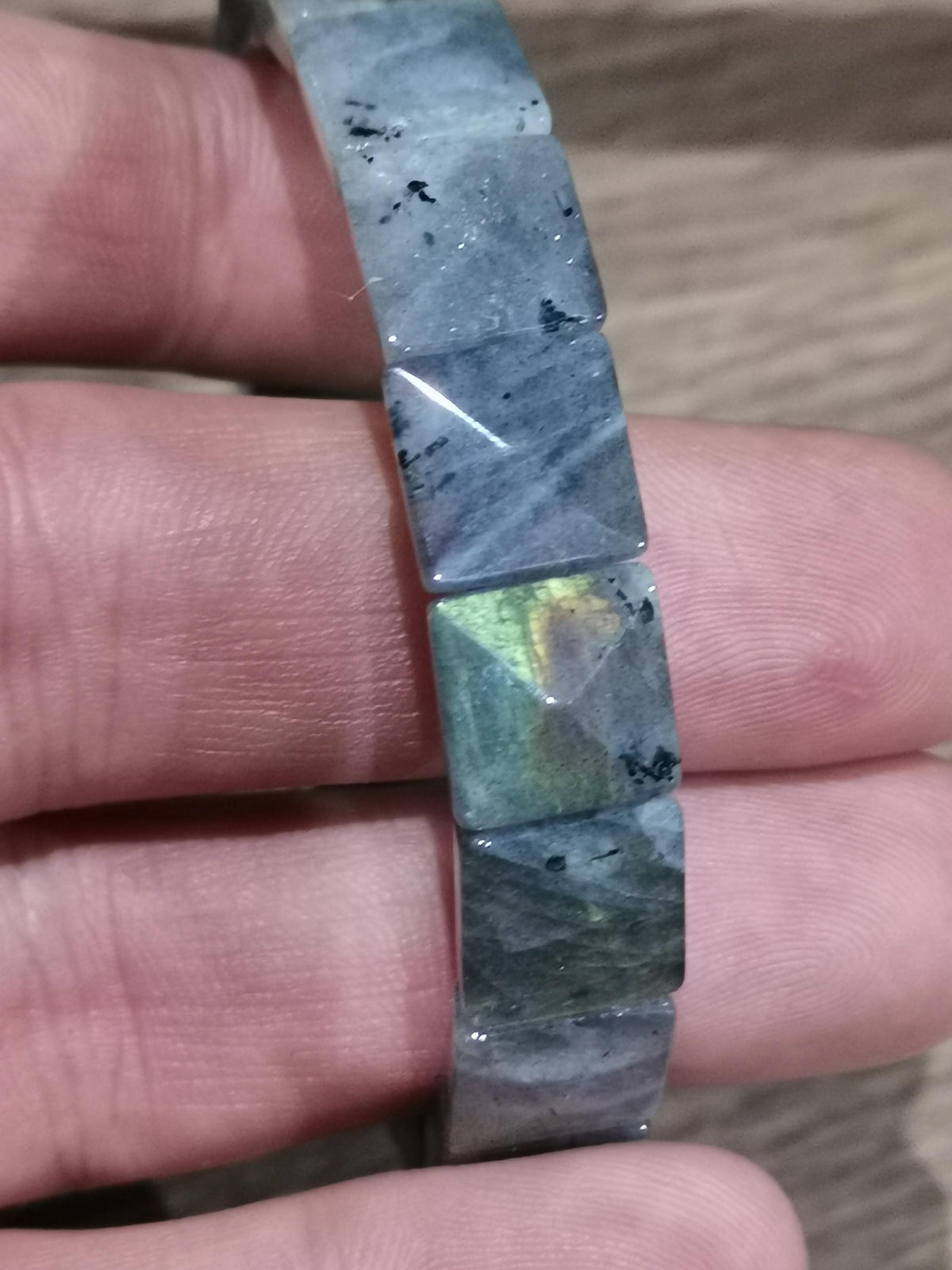 Pulsera de labradorita de Madagascar – Cuentas cuadradas facetadas de 11 mm