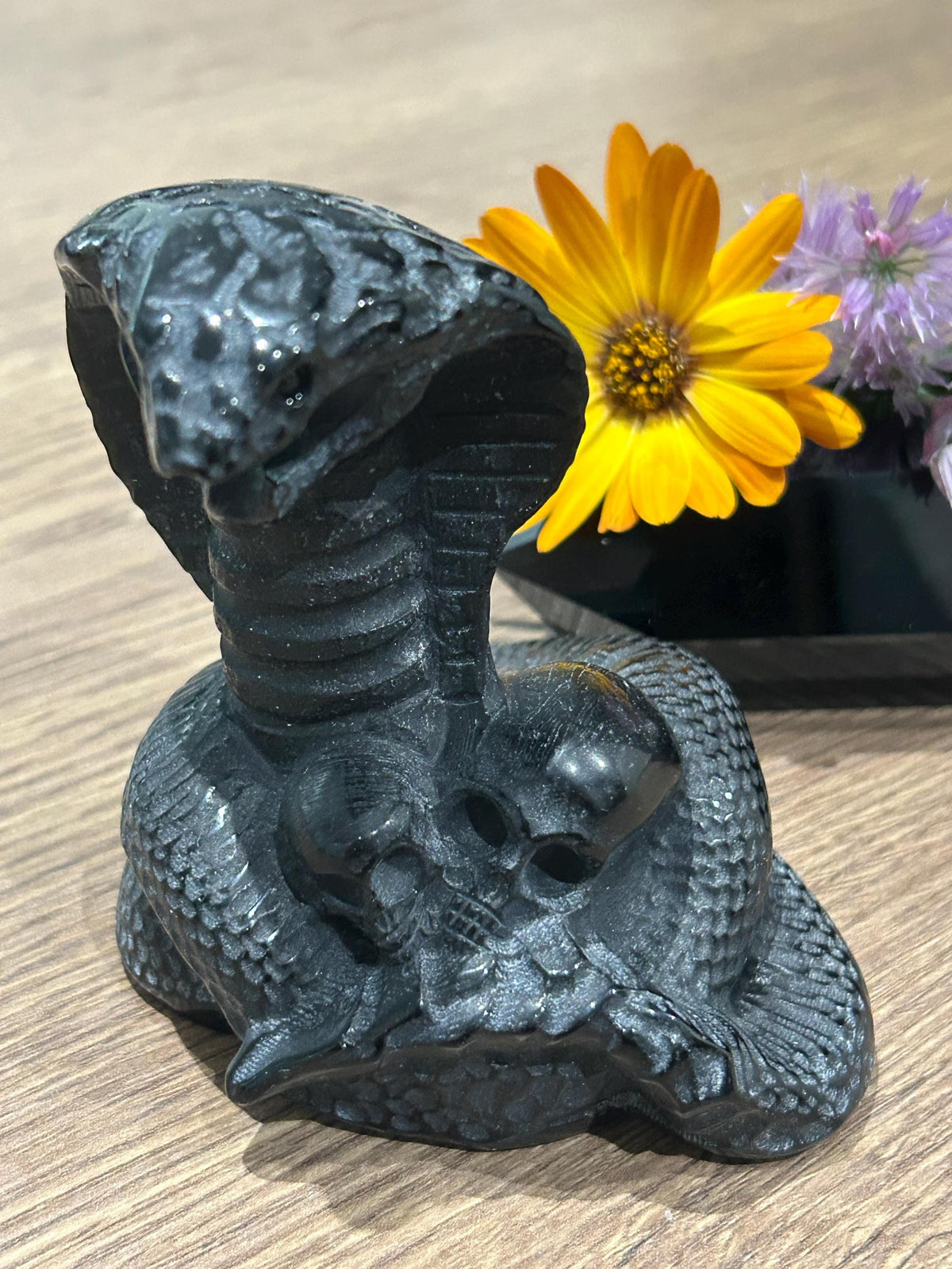 Slang van zwart obsidiaan / Sculptuur 500 gram op natuursteen