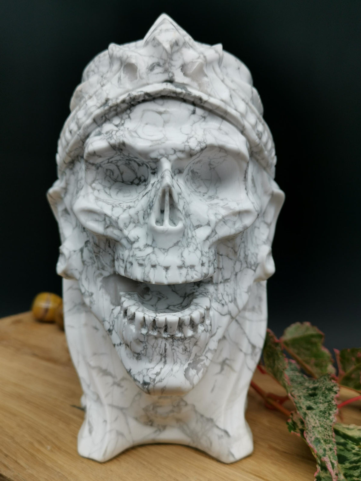 Howlite, scultura di teschio di mummia in pietra naturale scolpita