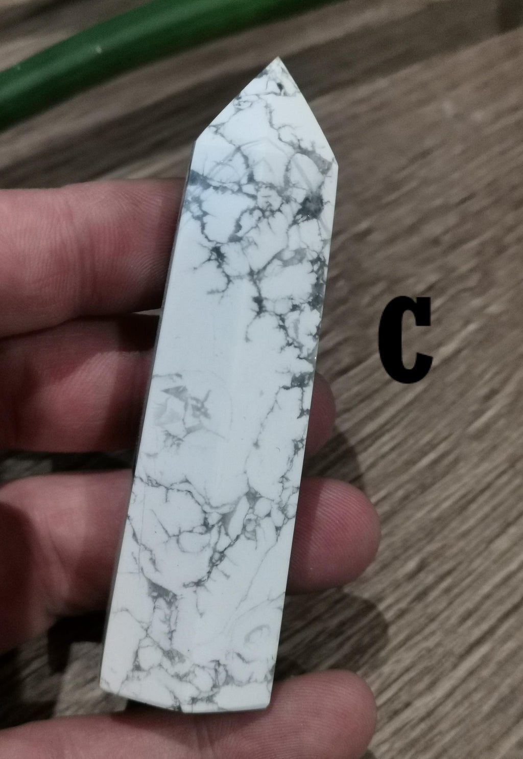 Howlite – Pointe obélisque en pierre naturelle au choix