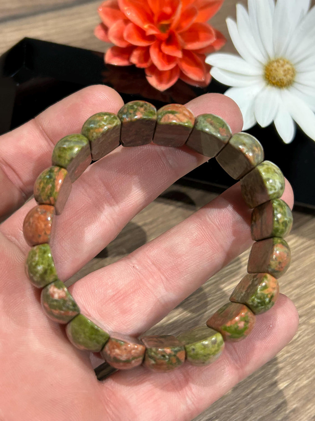 Pulsera de unakita · Cuentas de piedra natural en forma de media luna
