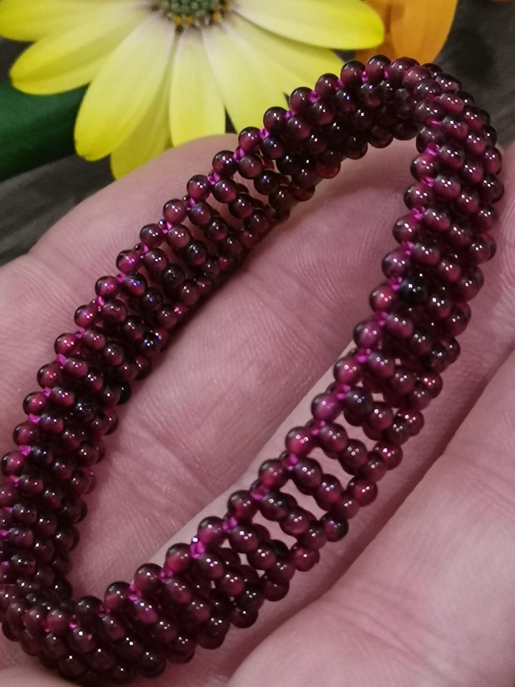 Granato birmano, colore rosso vino, bracciale con perle da 3 mm, stile macramé -> Molto originale