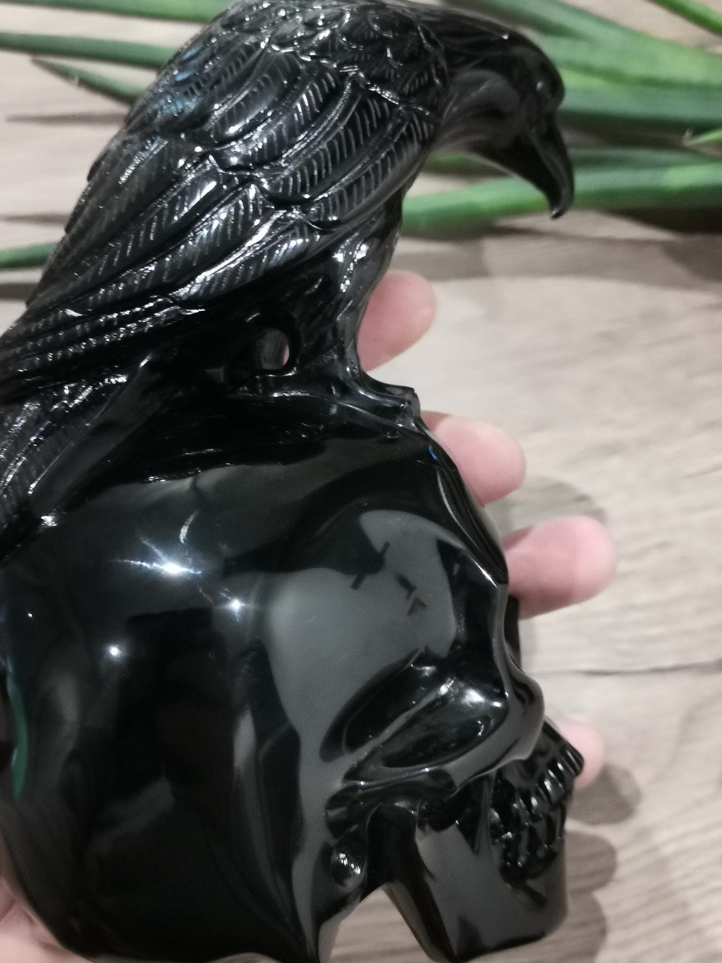 Skelet en raaf van zwart obsidiaan · Collectiebeeldhouwkunst