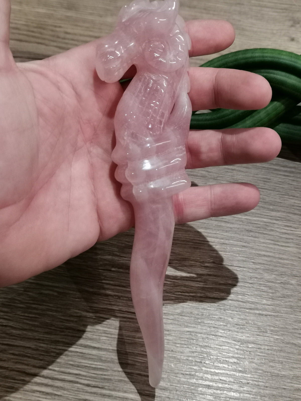Dague sculptée en pierre naturelle – Dragon-bélier, quatre pierres au choix