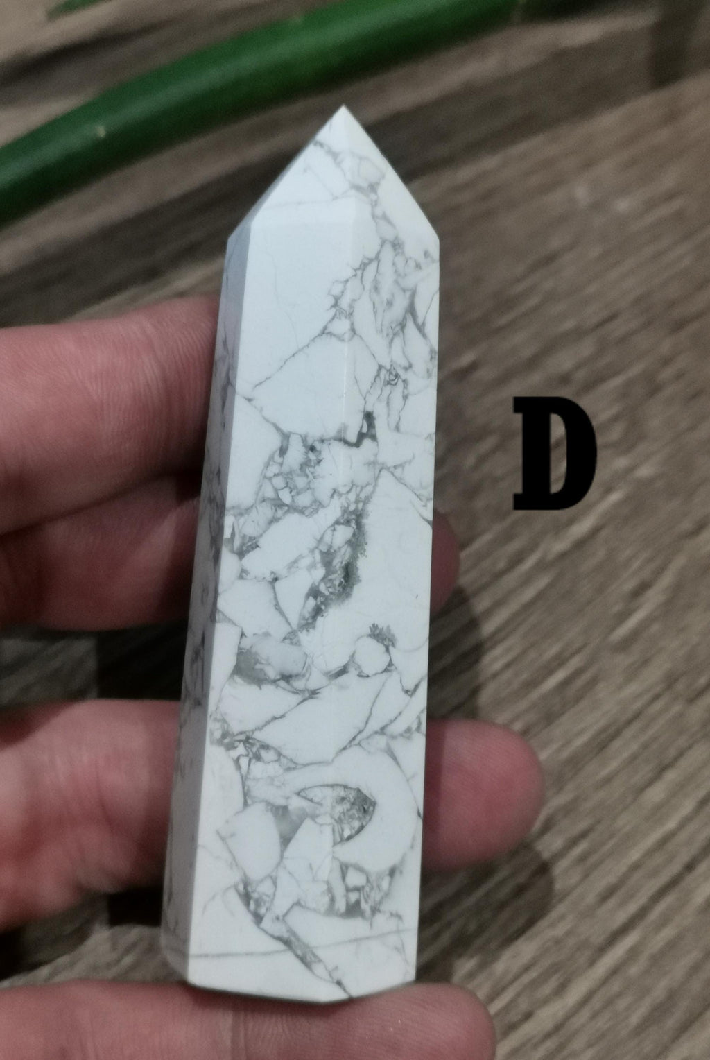 Howlite – Pointe obélisque en pierre naturelle au choix