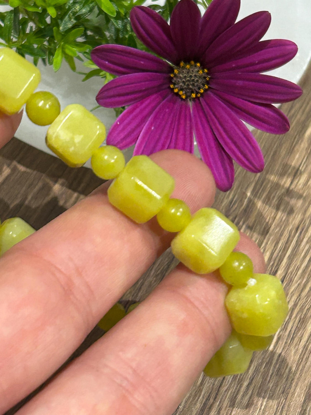 Serpentina , Jade Limão , Pulseira à Medida , Pérola Redonda de 6 mm + Quadrado de 10 mm / - Serenidade – Equilíbrio – Renovação