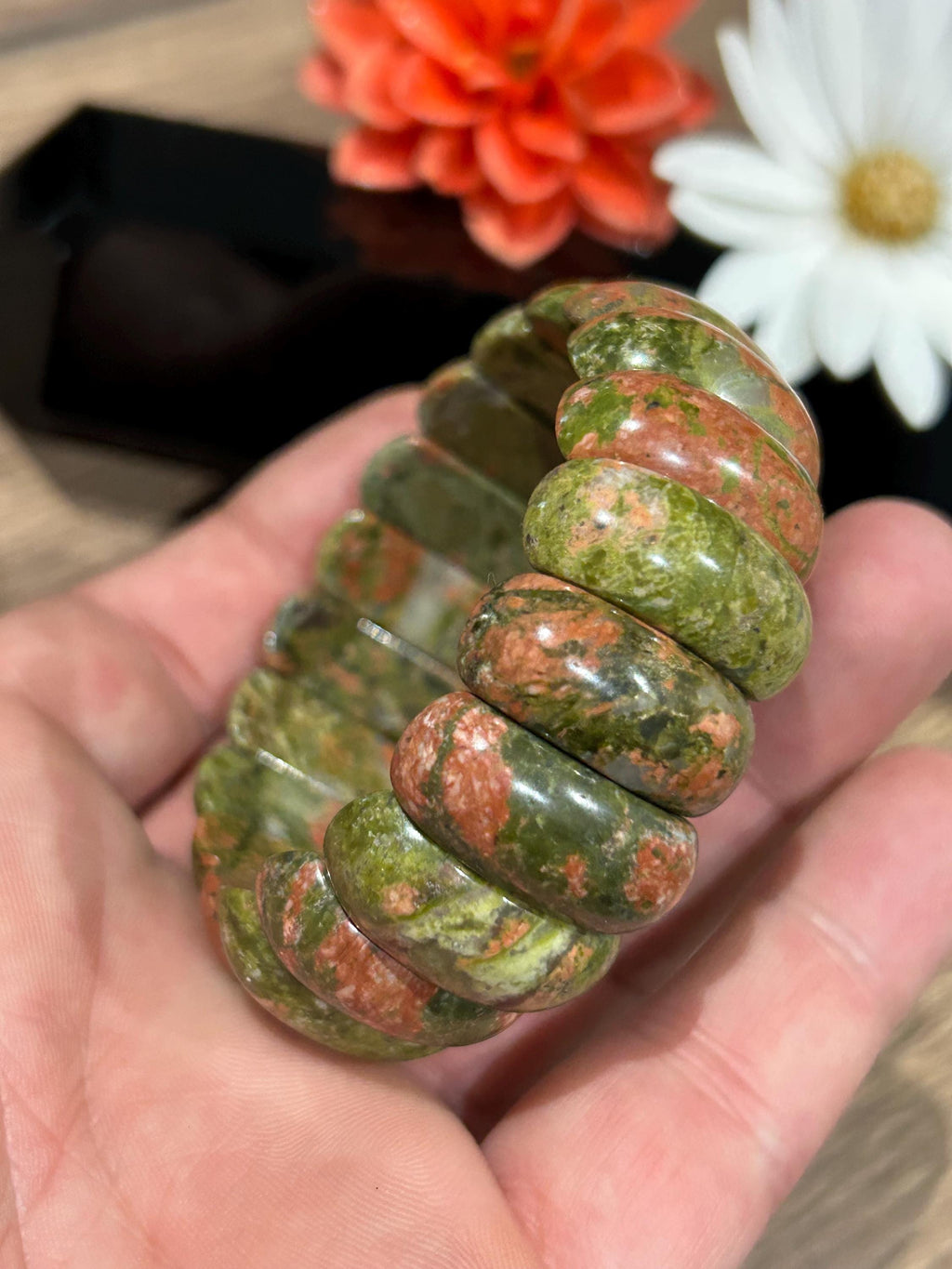Pulsera de unakita · Cuentas de piedra natural en forma de media luna