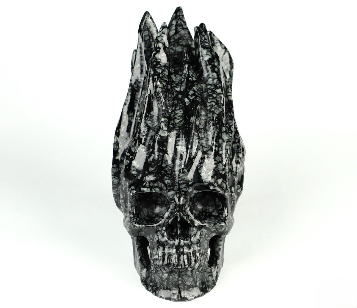 Brandende schedel van Picasso-jasper · Natuurstenen sculptuur, curiosacabinet