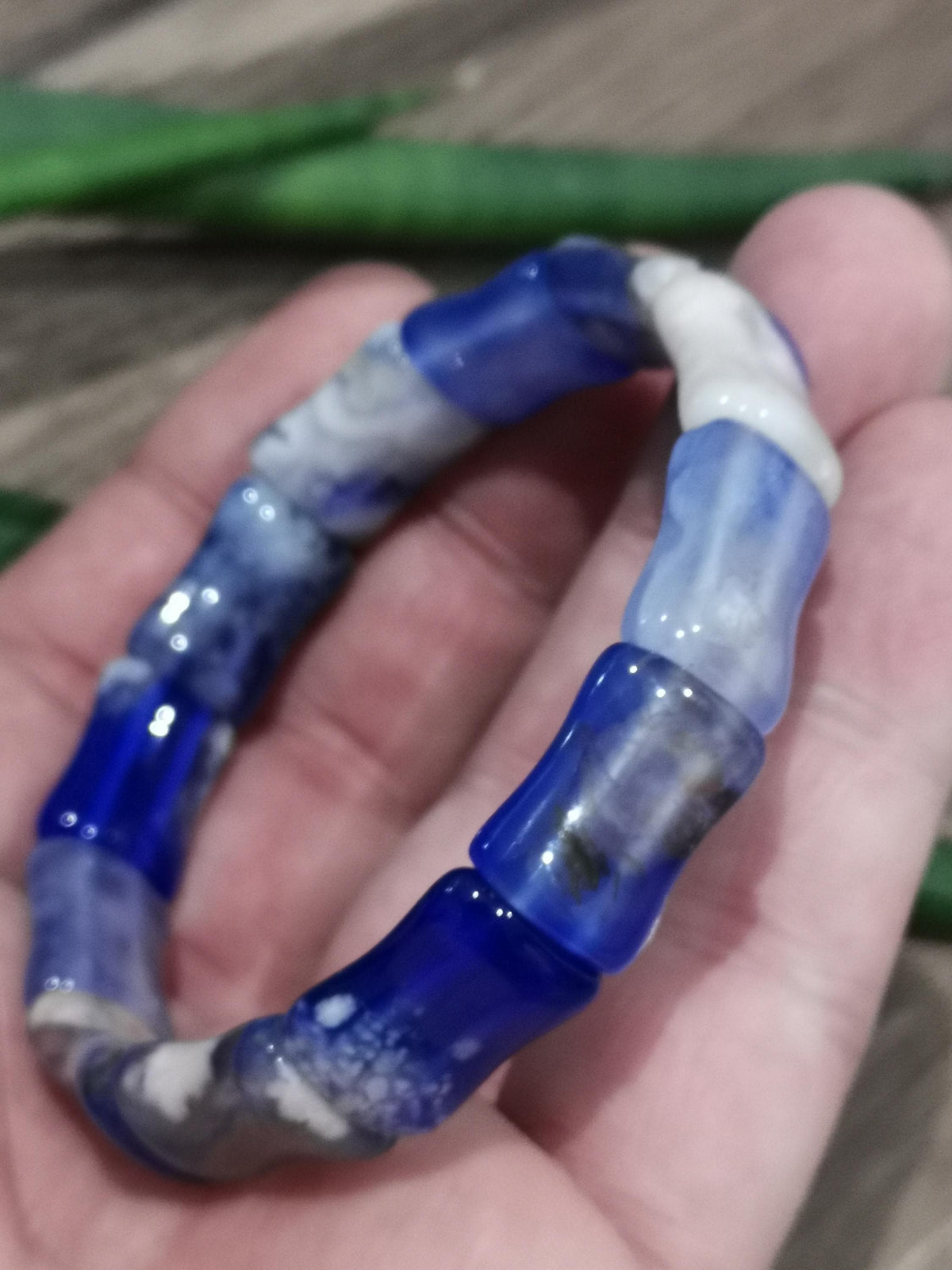 Agate  Bleu , Madagascar  -- > Bracelet en Pierre naturelle Coloré ; Longueur 17.5 cm