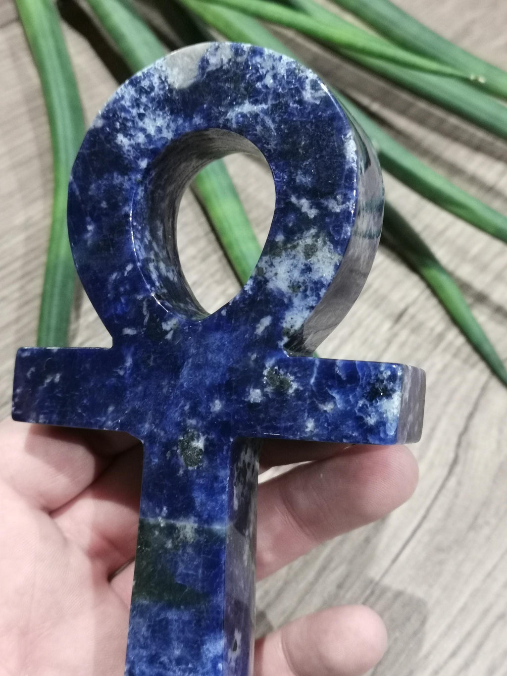 Krzyż Ankh z naturalnego kamienia – ametyst, sodalit lub biały jadeit