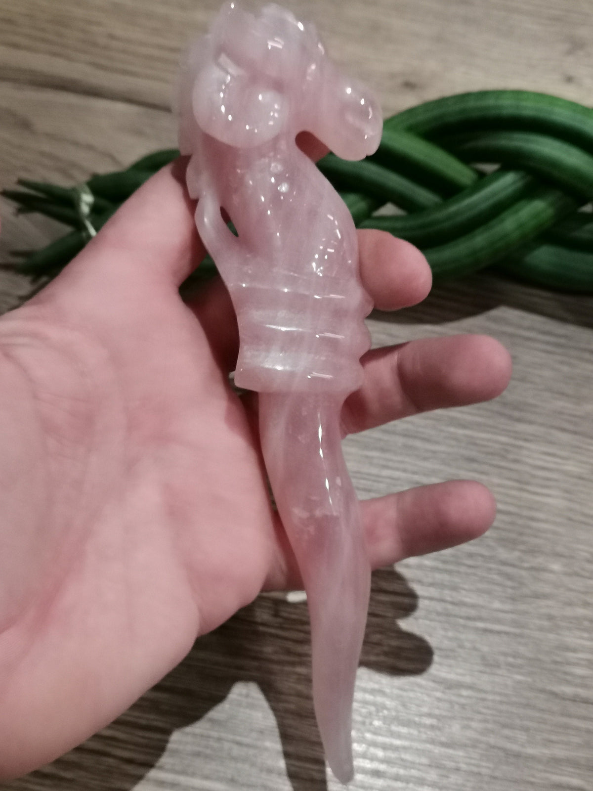 Dague sculptée en pierre naturelle – Dragon-bélier, quatre pierres au choix