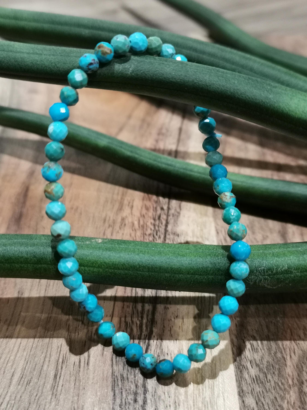 Turquoise uit Mexico  , Op maat gemaakte armband naar keuze  , Ronde facetparel van 4 mm